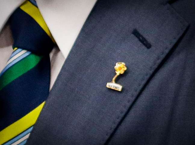 Lula usa broche de combate &agrave; explora&ccedil;&atilde;o sexual de crian&ccedil;as em debate na Band