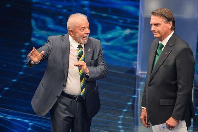 Lula não administra bem o tempo, e Bolsonaro fala por mais de 5 minutos  seguidos em debate