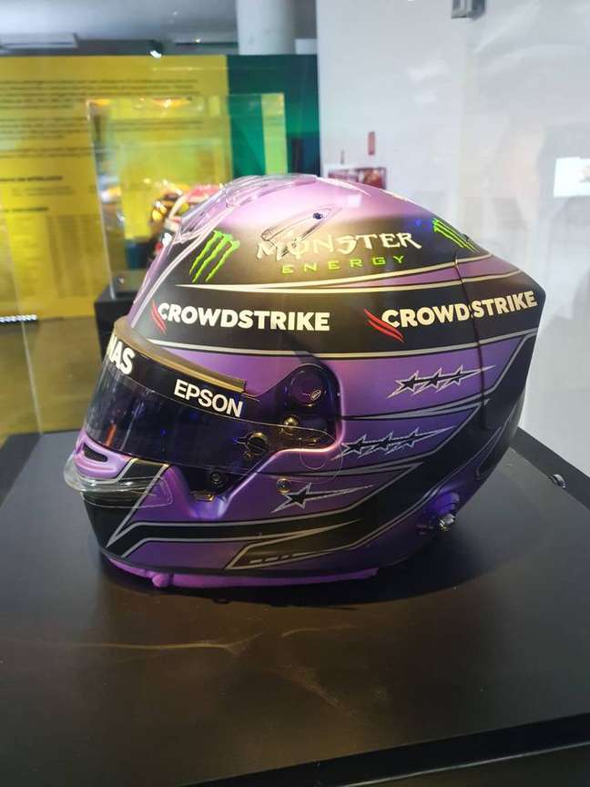 Capacete com o qual Lewis Hamilton venceu o último GP de São Paulo.