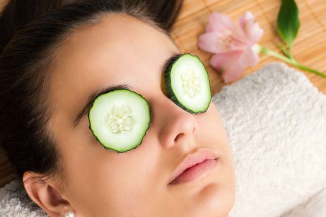 Cucumber helps reduce dark circles Cucumber helps reduce dark circles
