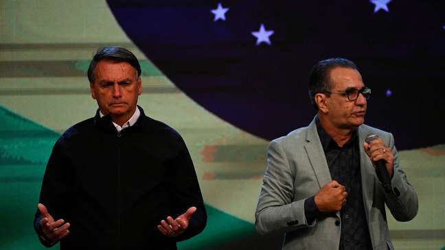 Por votos em Bolsonaro, l&iacute;deres religiosos amea&ccedil;am com castigo divino ou puni&ccedil;&atilde;o dentro da pr&oacute;pria igreja aqueles que discordam da fus&atilde;o entre pol&iacute;tica e religi&atilde;o que tem marcado estas elei&ccedil;&otilde;es