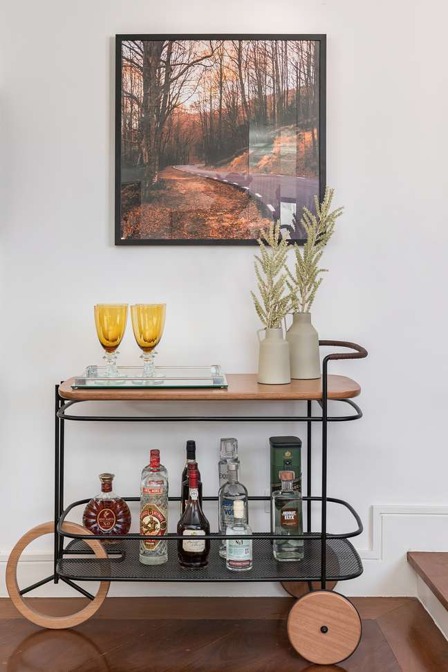 In the transition between the dining room and the living room, a bar corner has been set up, with a new support trolley, frame, glasses and bottles. Project by Bia Hajnal. In the transition between the dining room and the living room, a bar corner has been set up, with a new support trolley, frame, glasses and bottles. Project by Bia Hajnal.