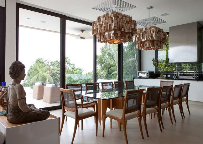 In this dining room housed in the gourmet space, the environment is embellished with abundant natural light coming from outside. However, thinking of the nocturnal moments, the table with 12 positions of chairs received two chandeliers which became a charm of its own in the furniture made by Giseli Koraicho. In this dining room housed in the gourmet space, the environment is embellished with abundant natural light coming from outside. However, thinking of the nocturnal moments, the table with 12 positions of chairs received two chandeliers which became a charm of its own in the furniture made by Giseli Koraicho.