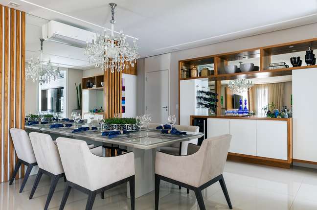 Very useful in the living room, the minibar acts as a support for storing drinks and utensils, leaving the dining table more free for the family and guests. Infinity Space Architecture and Interiors project. Very useful in the living room, the minibar acts as a support for storing drinks and utensils, leaving the dining table more free for the family and guests. Infinity Space Architecture and Interiors project.