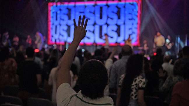 "Voc&ecirc; passa a ser perseguido dentro do pr&oacute;prio templo pelos irm&atilde;os, na f&eacute; e pelos pr&oacute;prios pastores. Porque, se voc&ecirc; n&atilde;o obedece, se voc&ecirc; n&atilde;o segue aquele pol&iacute;tico que eles escolheram para votar, voc&ecirc; n&atilde;o &eacute; crist&atilde;o", diz entrevistada