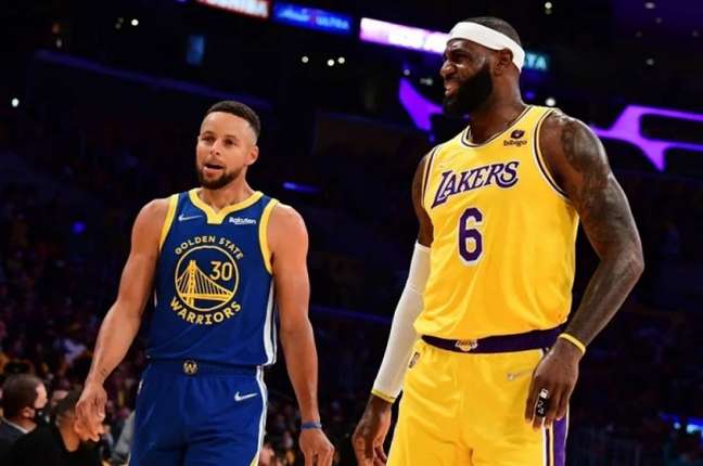 Stephen Curry e LeBron James dominam a NBA dentro e fora de quadra (Adam Pantozzi/AFP)