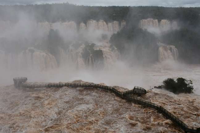 Tourist dies after falling in Iguazu Falls while taking a selfie Tourist dies after falling in Iguazu Falls while taking a selfie