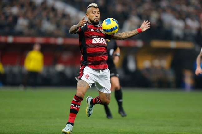 Nas redes sociais, Vidal se anima com sua primeira final pelo Flamengo