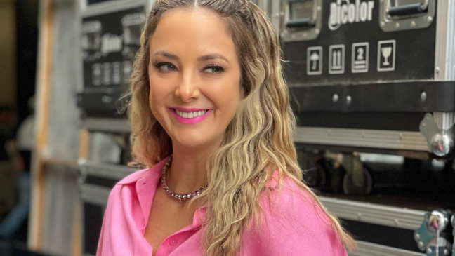 Ticiane Pinheiro combines pink and blue in an elegant look