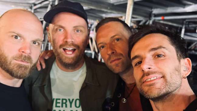 In Curitiba, fans face cold and rain for Coldplay tickets In Curitiba, fans face cold and rain for Coldplay tickets
