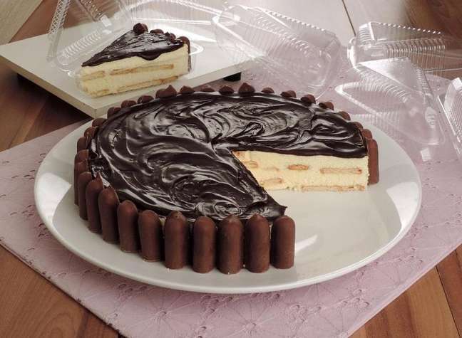 Torta alem&atilde; com palitos de chocolate &ndash; Foto: Guia da Cozinha