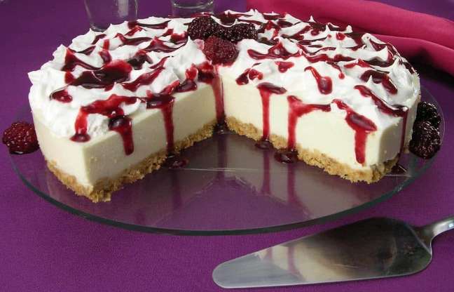 Whipped cream cheesecake with blackberry syrup - Photo: Guia da Cozinha Whipped cream cheesecake with blackberry syrup - Photo: Guia da Cozinha