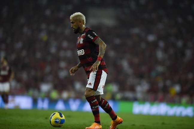Vidal compartilha foto de tornozelo inchado após final; meia será reavaliado