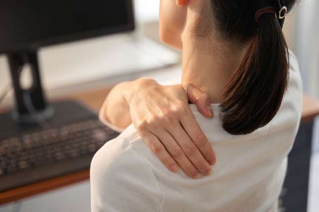 It stretches to prevent or relieve shoulder pain