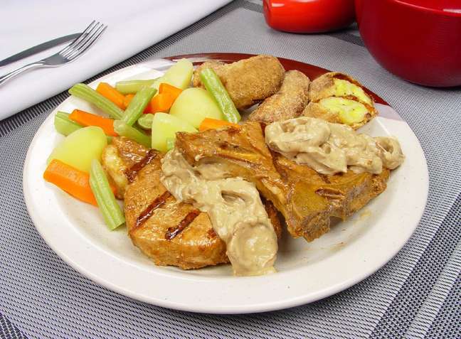 Pork chop: a succulent recipe accompanied by fried banana! taste it! Pork chop: a succulent recipe accompanied by fried banana! taste it!