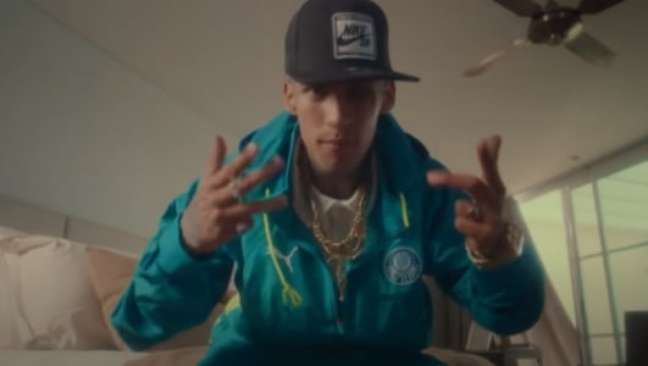 Clipe de cantor estrangeiro tem agasalhos de clubes brasileiros e beijo com ex-esposa de Icardi Parceria entre três artistas utilizou casacos de dois gigantes do futebol brasileiro como figurino