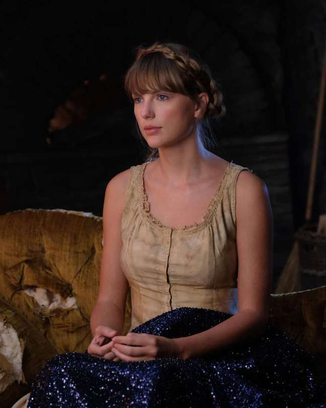 ‘Bejeweled’: Taylor Swift Rewrites Cinderella’s Story in New ‘Midnights’ Video; look ‘Bejeweled’: Taylor Swift Rewrites Cinderella’s Story in New ‘Midnights’ Video; look