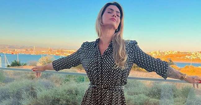 Kelly Key lifts her butt on Instagram and shows off her good shape