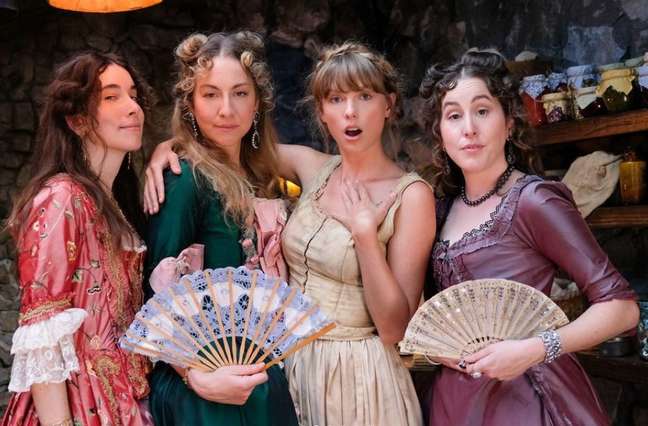 Taylor Swift becomes Cinderella Pop in the new clip Taylor Swift becomes Cinderella Pop in the new clip