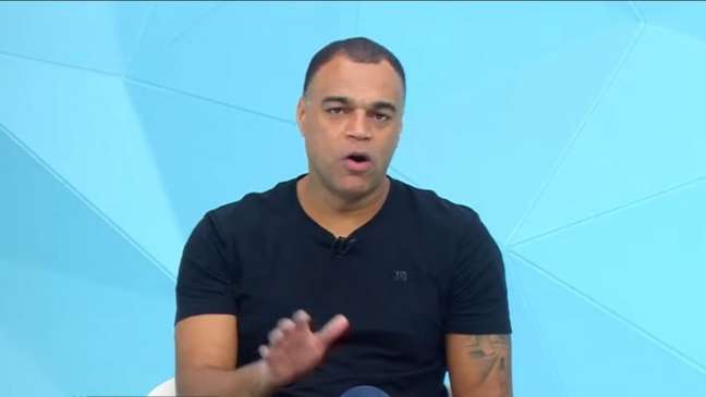 Denílson detona arbitragem após ouvir áudio do VAR em Flamengo x Santos: Vexatória