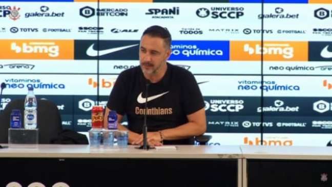 Treinador do Corinthians se irrita ao ser questionado sobre esposa
