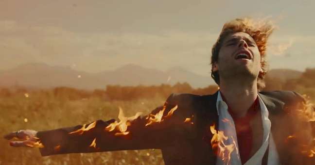 5 Seconds of Summer reflects love at the end of the world in “Older” video 5 Seconds of Summer reflects love at the end of the world in “Older” video