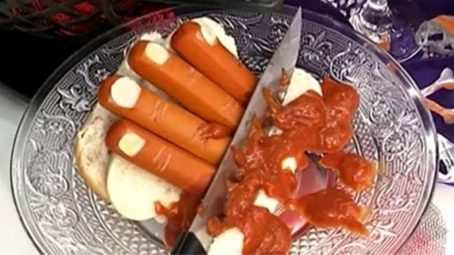 Cut the fingers that Ana Maria has prepared to impress you on Halloween. It's easy and delicious! Cut the fingers that Ana Maria has prepared to impress you on Halloween. It's easy and delicious!