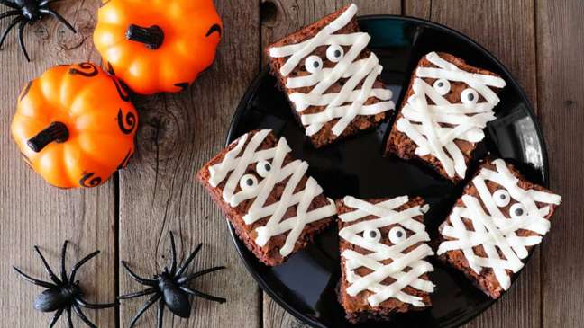 Mini brownies and terrifying sweets for Halloween