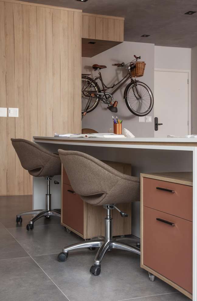 Here the office is in a private place, but integrated into the living room. The spacious table (65cm deep and 2.8m long) seats up to 3. While the drawer units with wheels move quickly from side to side, the chairs are adjustable in height | Architectural project Bruno Moraes. Here the office is in a private place, but integrated into the living room. The spacious table (65cm deep and 2.8m long) seats up to 3. While the drawer units with wheels move quickly from side to side, the chairs are adjustable in height | Architectural project Bruno Moraes.