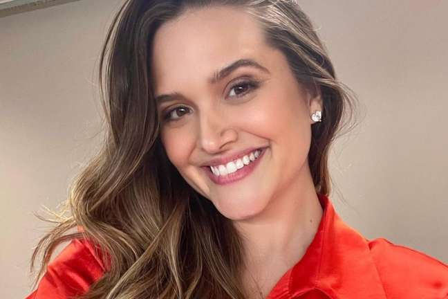 Juliana Paiva does lymphatic drainage.  How does the technique work?