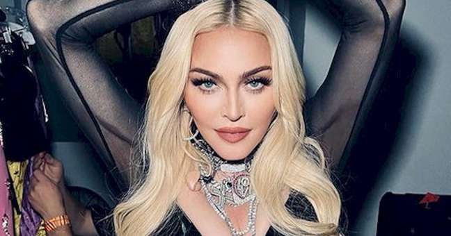 Madonna shows off her breasts, covering her nipples with emojis Madonna shows off her breasts, covering her nipples with emojis
