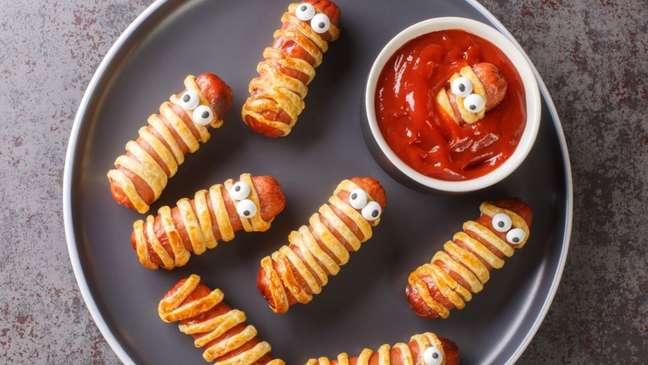 To turn sausages into mummies just use puff pastry - To turn sausages into mummies just use puff pastry -
