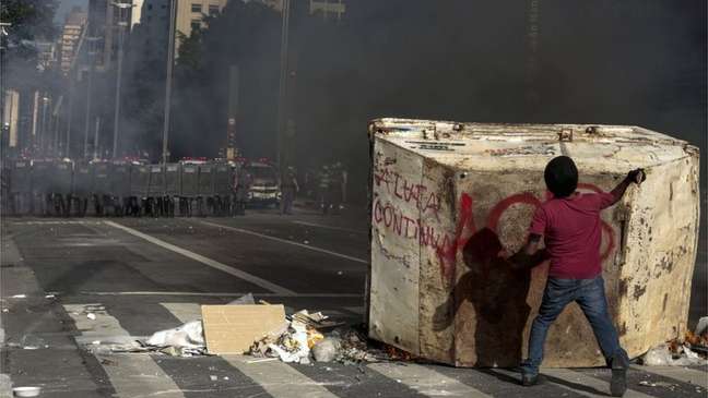 Protesto terminou em confronto com a Polícia Militar