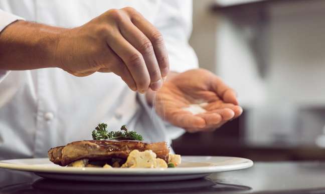 Study: Extra salt on your plate increases the risk of premature death by 28%