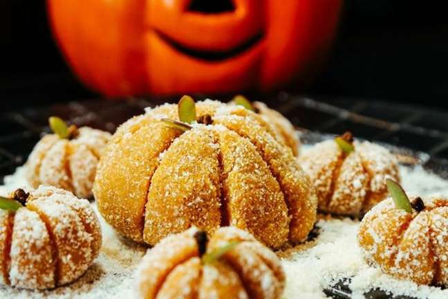 In the atmosphere of Halloween, try a beautiful pumpkin and coconut brigadeiro!