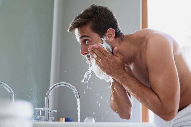 Cleaning your beard with hair shampoo dries your hair Cleaning your beard with hair shampoo dries your hair