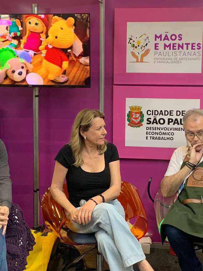 The presenter got to know a project in the municipality of SP that enhances the small craftsman The presenter got to know a project in the municipality of SP that enhances the small craftsman