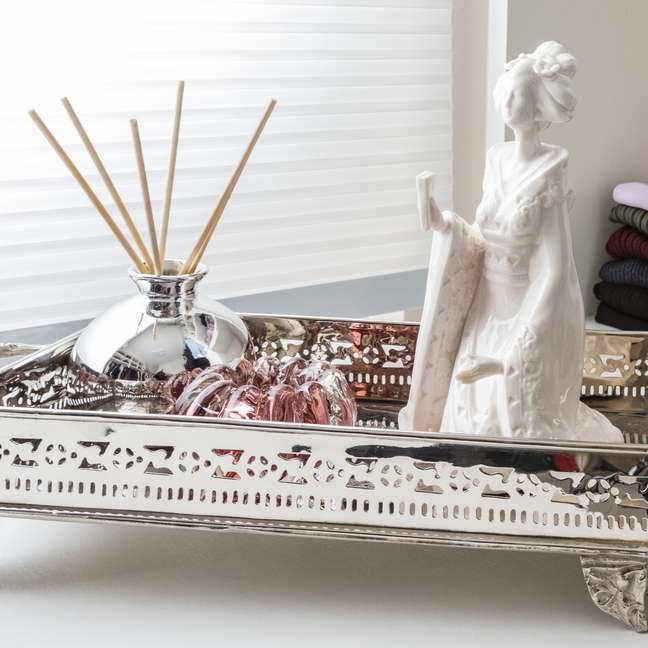 Another interesting point to work with the vanity space is to insert, in the furniture, furnishing objects, souvenirs, aroma diffusers, figurines ... in short, a selection that contributes as a moment of relaxation and connection with oneself and with the things that if you love Another interesting point to work with the vanity space is to insert, in the furniture, furnishing objects, souvenirs, aroma diffusers, figurines ... in short, a selection that contributes as a moment of relaxation and connection with oneself and with the things that if you love