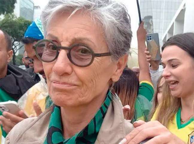Cassia Kis participates in a coup demonstration in Rio