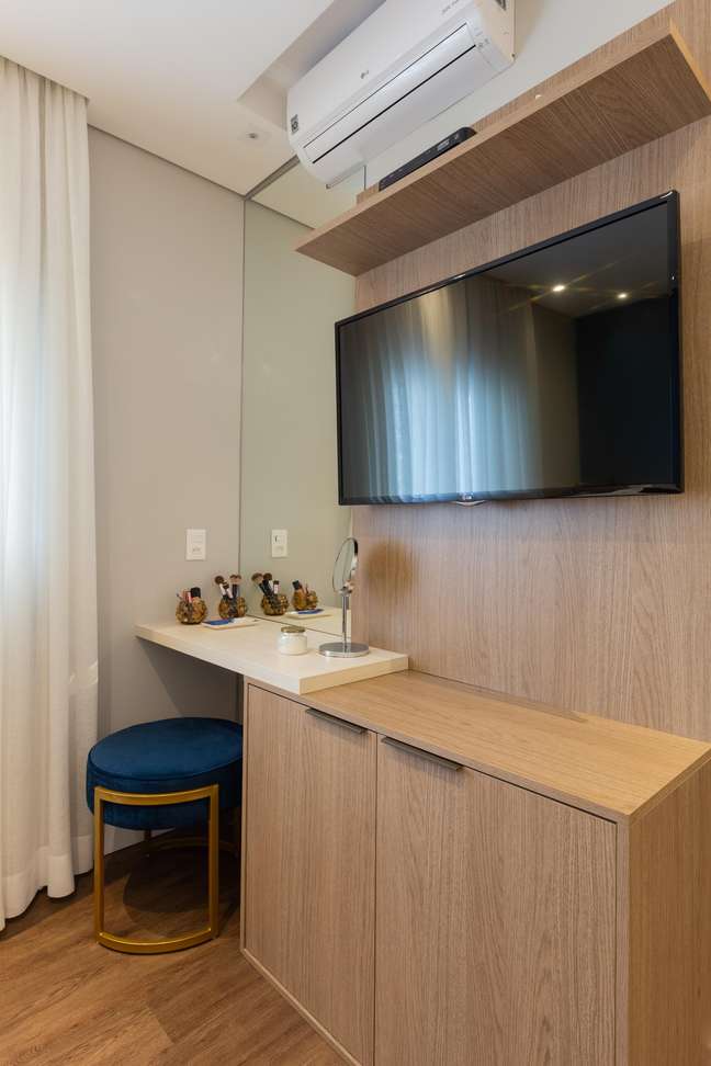 There is no need for a large piece of furniture or a huge vanity space, as the corner can be made in compact spaces of the room. Therefore, choosing to use a bench or ottoman so that it can be completely folded under the dressing table is an easy and simple solution. Project by Daniela Funari. There is no need for a large piece of furniture or a huge vanity space, as the corner can be made in compact spaces of the room. Therefore, choosing to use a bench or ottoman so that it can be completely folded under the dressing table is an easy and simple solution. Project by Daniela Funari.