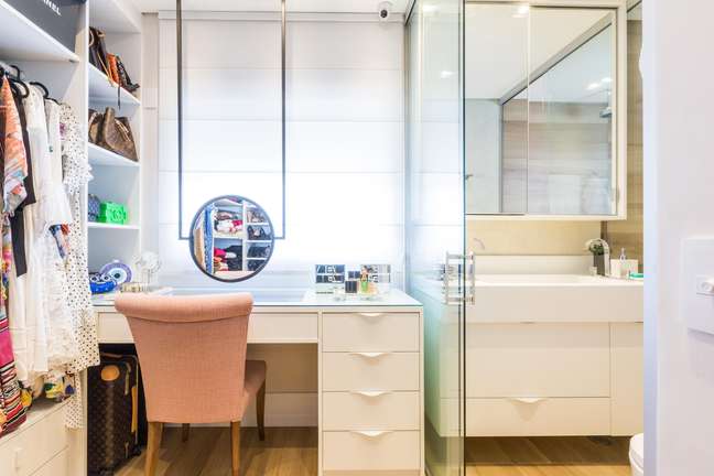 The wardrobe was inserted next to the bathroom and the division was established through the insertion of a sliding glass door. The circular mirror was fixed to the ceiling. Project by Daniela Funari. The wardrobe was inserted next to the bathroom and the division was established through the insertion of a sliding glass door. The circular mirror was fixed to the ceiling. Project by Daniela Funari.