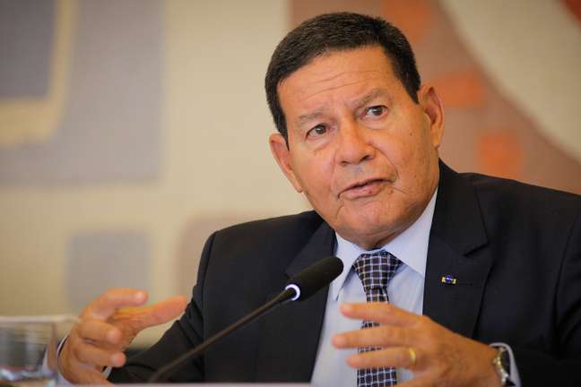 Mourão propôs um manifesto que explicaria a força de movimentos à direita para "bloquear pautas puramente esquerdistas".