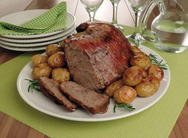 Roast beef with potatoes – Photo: Guia da Cozinha