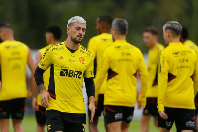 De olho na Copa do Mundo, Arrascaeta abdica de folga e treina no CT do Flamengo