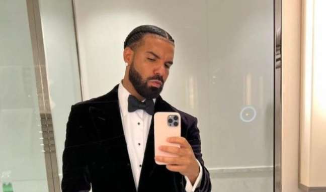 Drake tricks fans with statements about adult movies and relationships