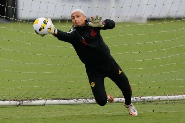 João Gomes tira onda de goleiro, e Flamengo inicia preparação para jogo contra o Coritiba