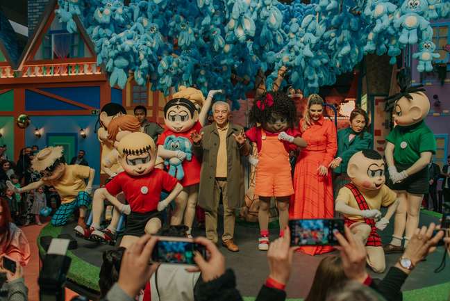 Maurício de Sousa was present at the inauguration together with his characters and those responsible for the construction of the new park.