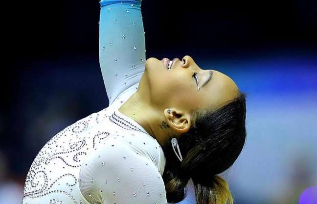 Champion, Rebeca Andrade shows off with a crystalline make-up trend