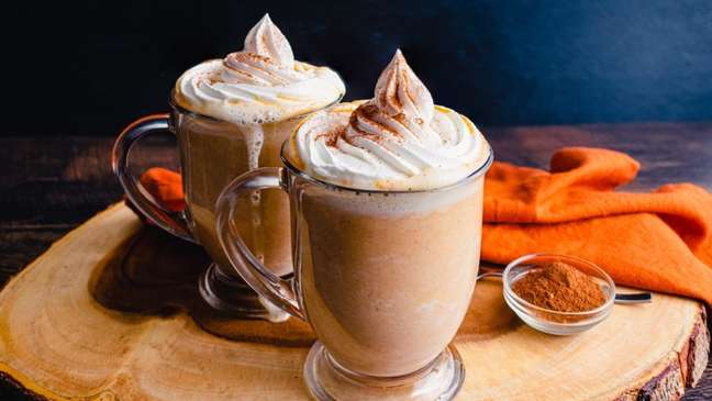 Hot chocolate with cinnamon and nutmeg to escape the cold in health
