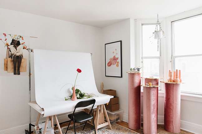 Studio with photo table and four high tables, of different sizes, and roses